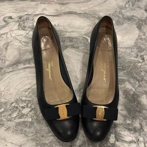 Salvatore Ferragamo Vara pump black leather size 8, great condition